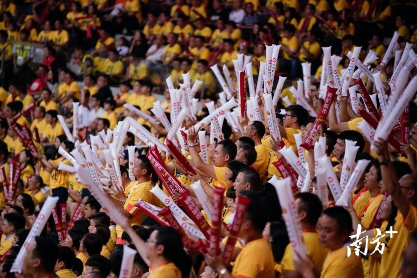 美国运动员勇往直前,赢得球迷喜爱的简单介绍 美国运动员勇往直前,赢得球迷喜爱的简单介绍