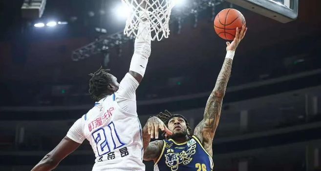 尤文图斯中卫受伤确认报销,球队后防压力倍增的简单介绍 尤文图斯中卫受伤确认报销,球队后防压力倍增的简单介绍