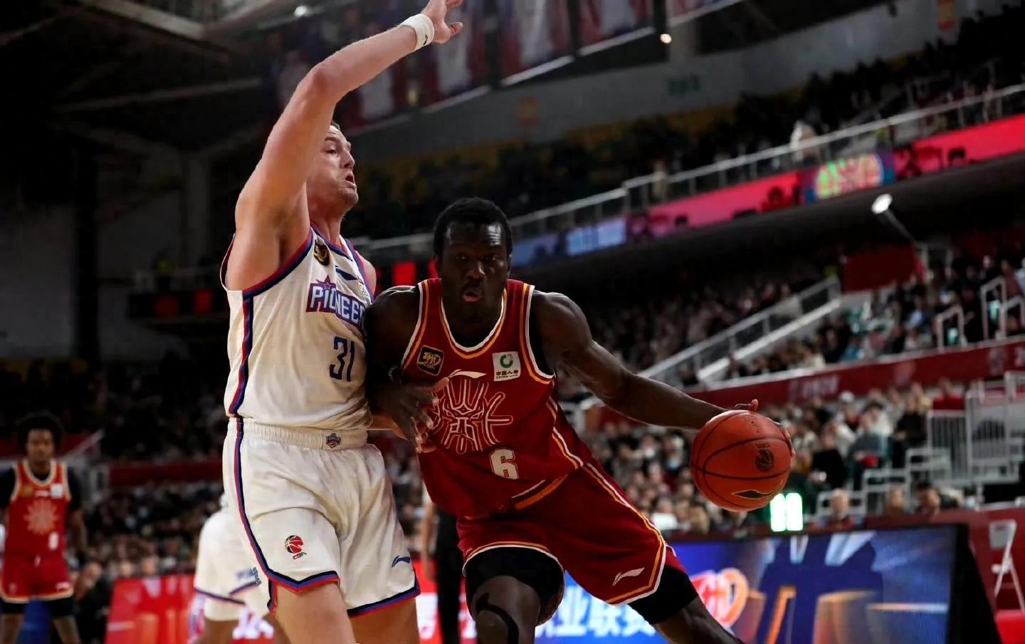 开云官网-注目球员在国内篮球联赛季后赛中大放异彩