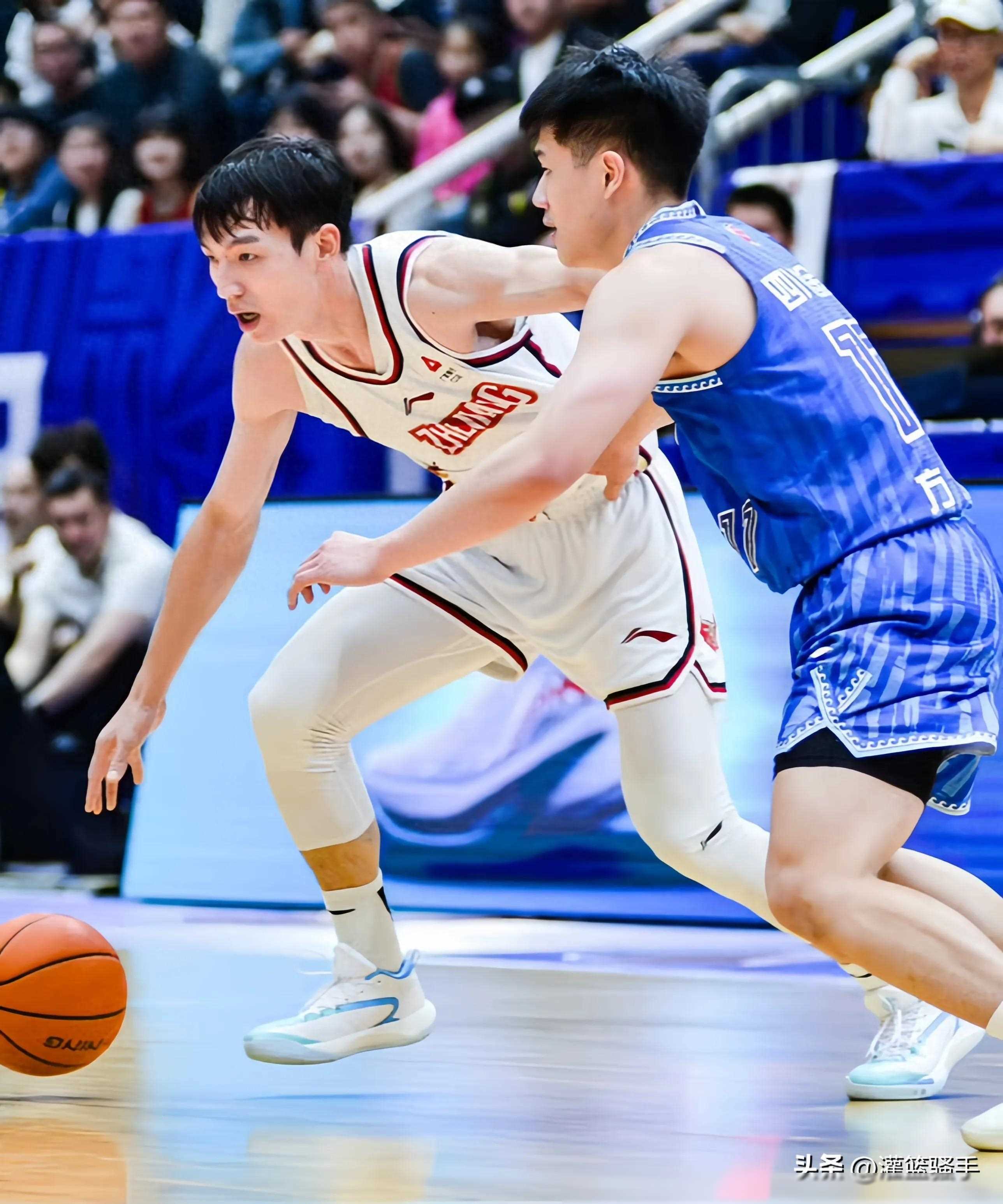 注目球员在国内篮球联赛季后赛中大放异彩 注目球员在国内篮球联赛季后赛中大放异彩