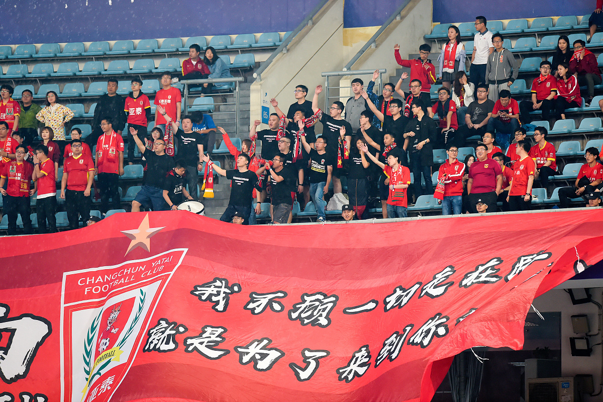 开云官网-国内足球比赛火热进行，球迷斗志昂扬呐喊声不绝