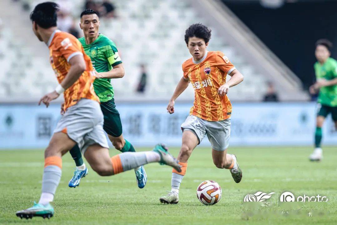 赛季收官阶段，球队积分竞争激烈的简单介绍