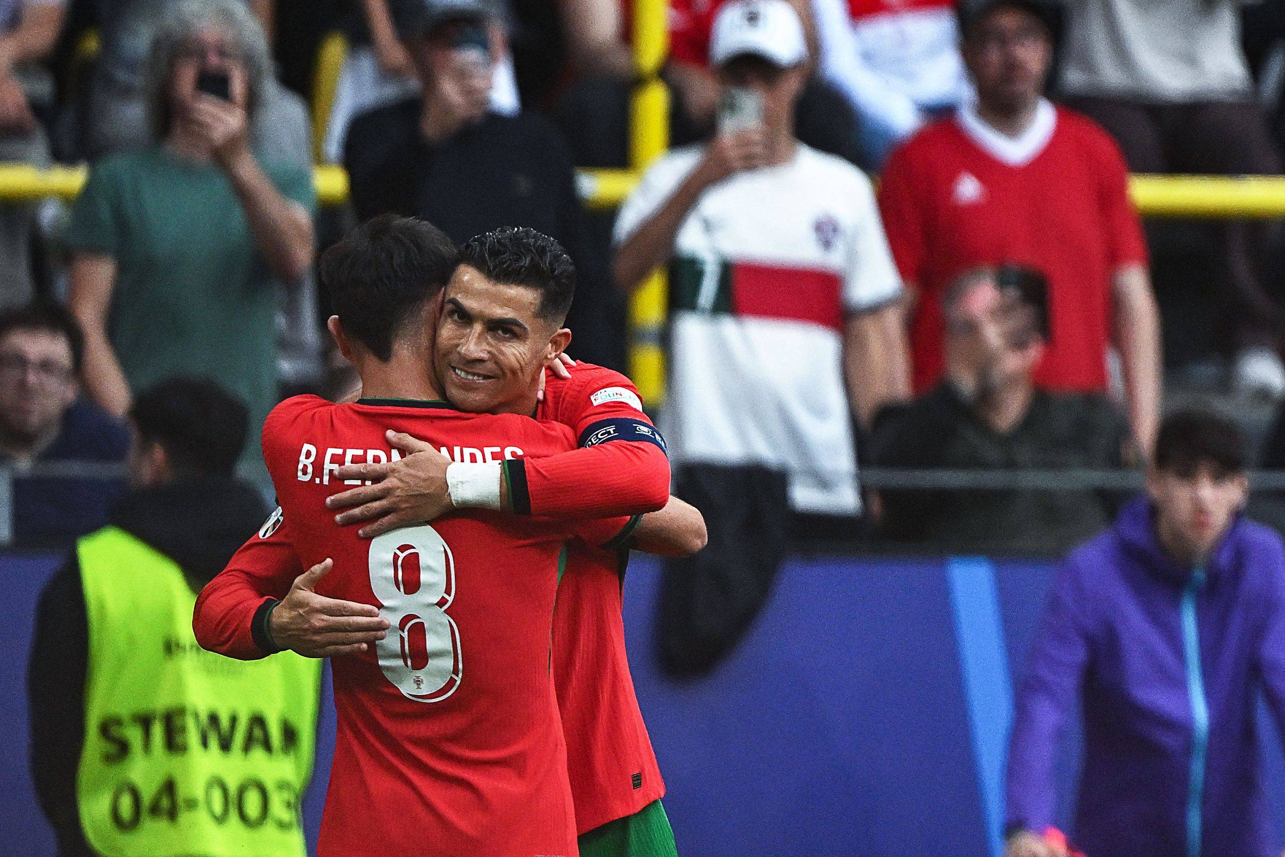 关于西班牙完胜瑞典，提前锁定欧洲杯小组头名的信息