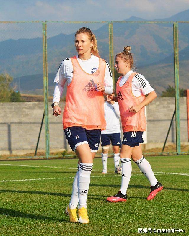 世界知名足球女运动员在比赛中表现出色 世界知名足球女运动员在比赛中表现出色