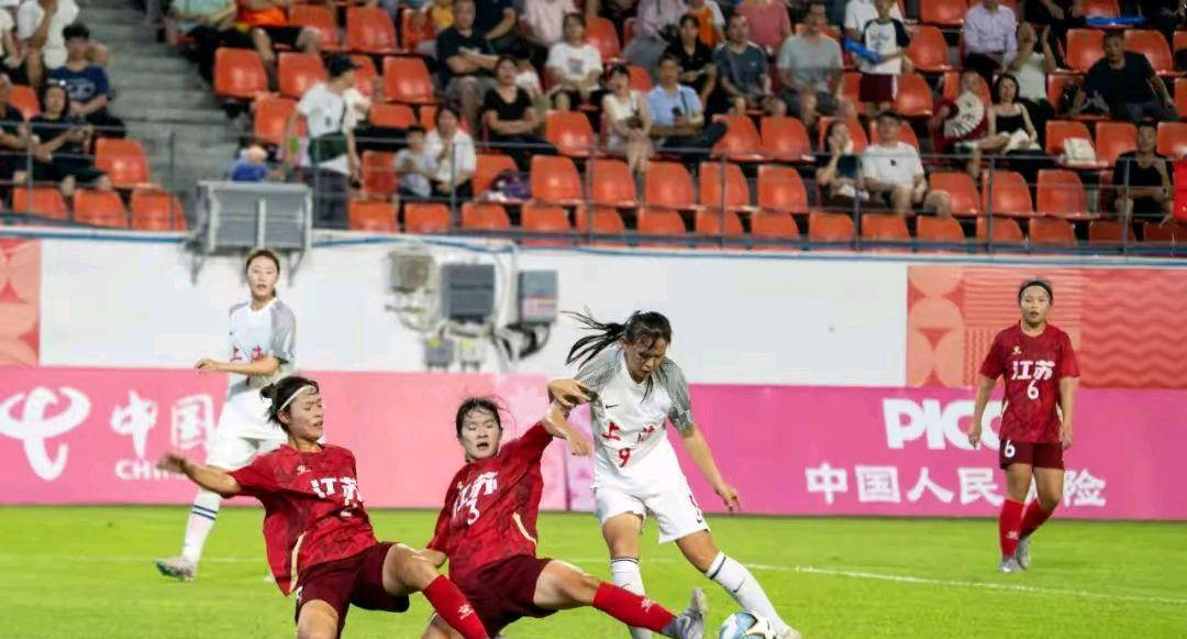 关于夺冠之路：女足队员的拼搏精神的信息