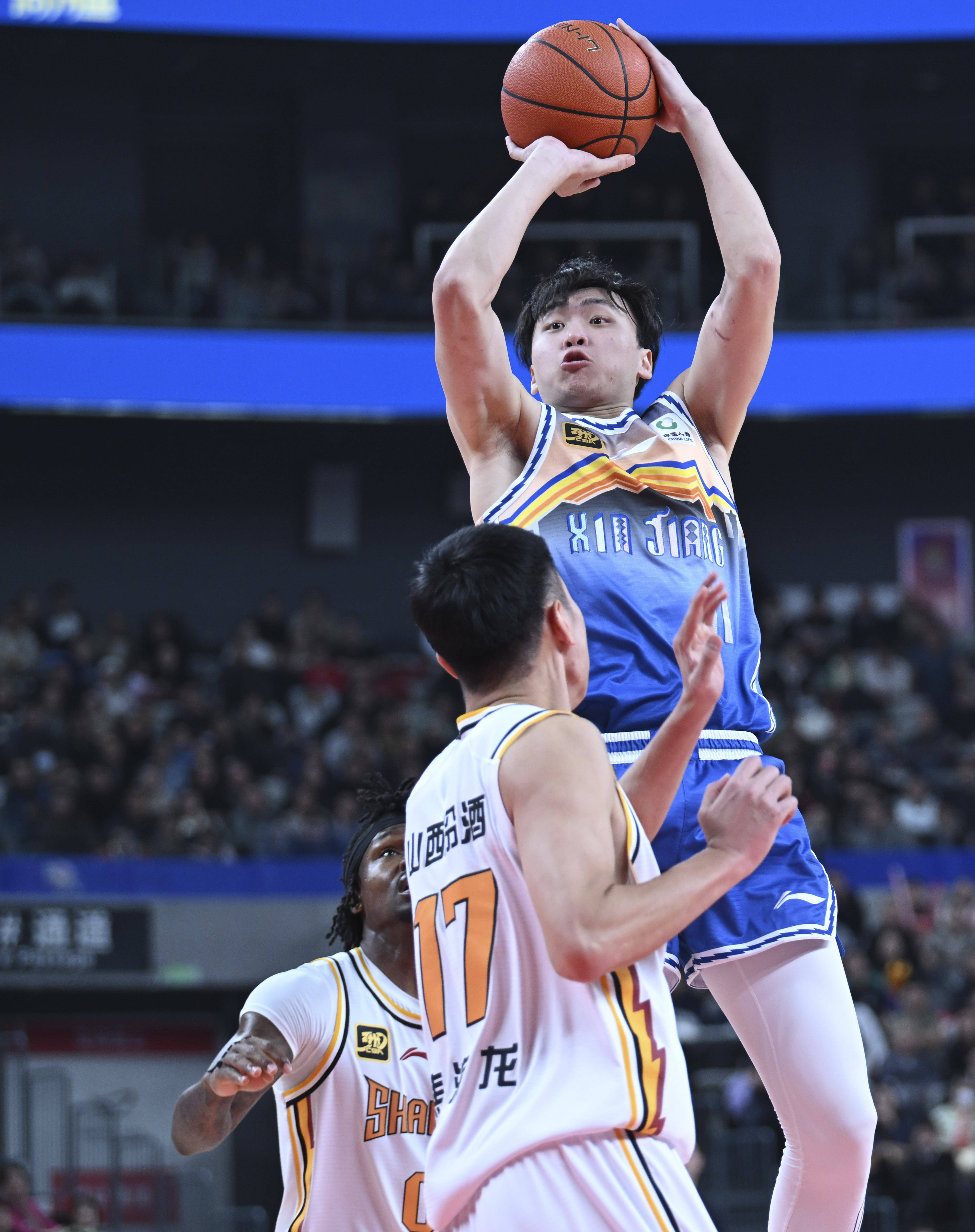 新疆男篮力擒山西队获得胜利 新疆男篮力擒山西队获得胜利