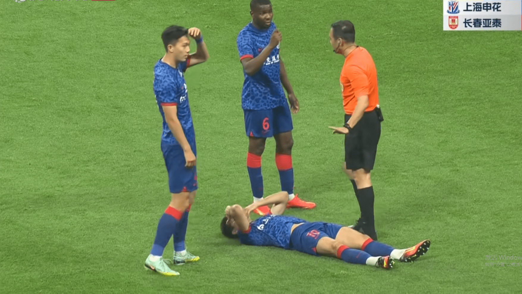 后场球员跳出脱手三分球远射得手 后场球员跳出脱手三分球远射得手