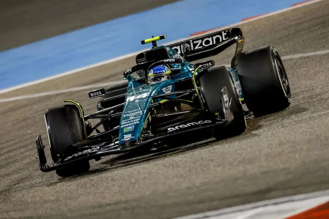 梅赛德斯险胜红牛车队，阿隆索扛起全队