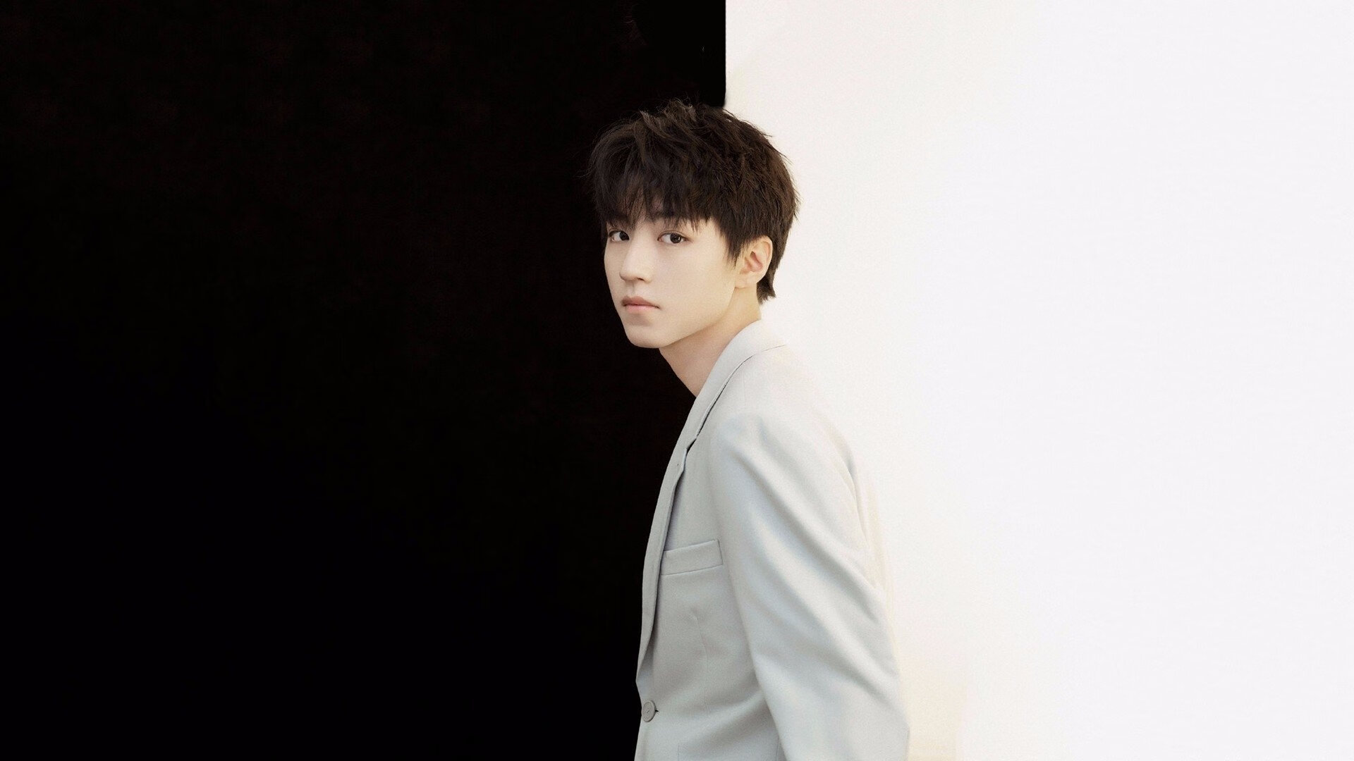 足球的星光与风暴,当巨星价值与爆冷童话在同夜上演