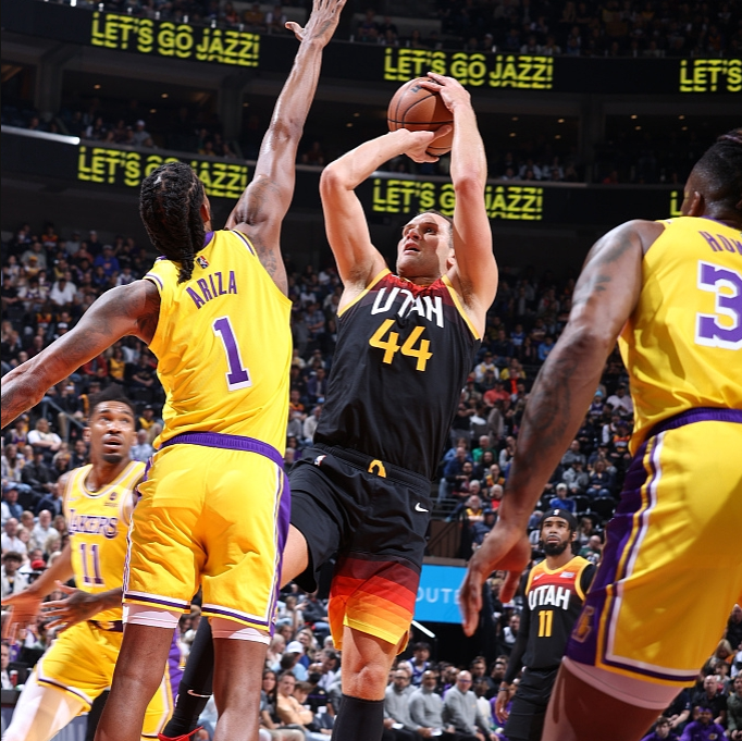 开云体育登录-黄蜂完胜深圳队，米切尔在西决生死战接管比赛